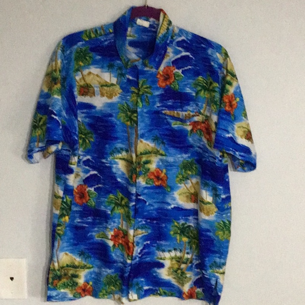 Gorgeous Hawaiian Themed Short Sleeve Shirt
